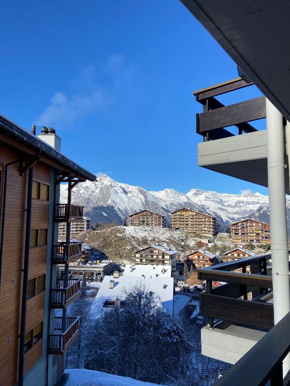 南达Clair Vue A3 near Télécabine by Jolidi的从酒店带雪覆盖山脉的阳台欣赏风景