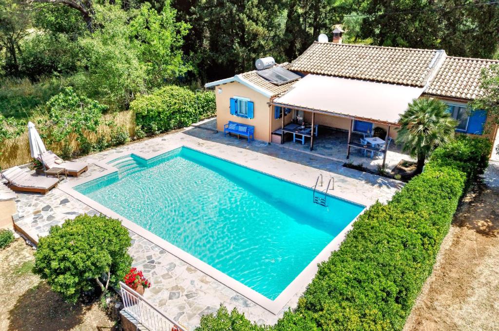 Áfra的住宿－Villa Nautilus，房屋前游泳池的顶部景色