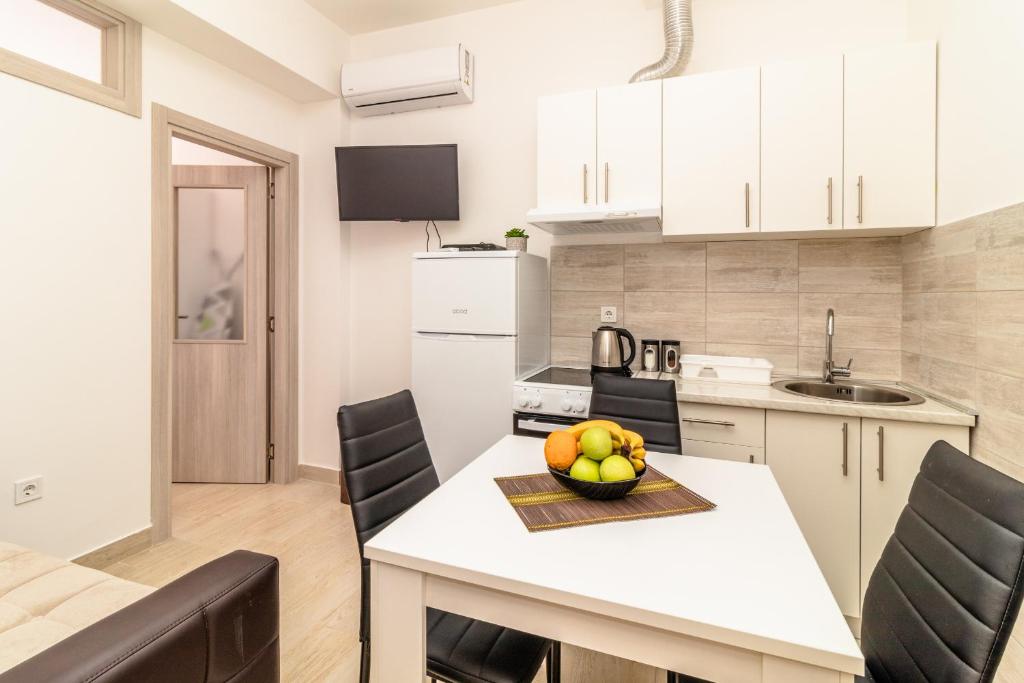 eine Küche mit einem Tisch und einer Obstschale darauf in der Unterkunft Apartment Mini Condo Meljine in Herceg-Novi