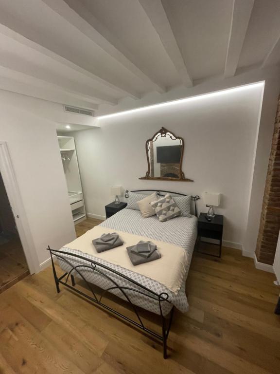 A bed or beds in a room at Luxury Apartment in Milan Center