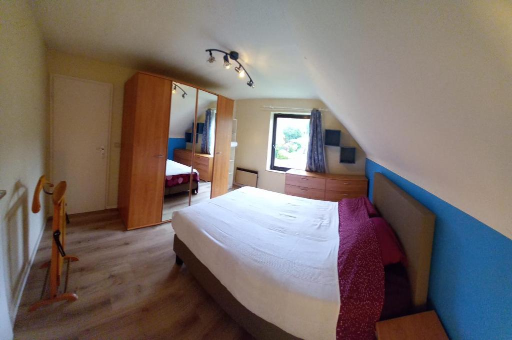 um quarto com uma cama grande e uma parede azul em Les prussiens em Wavre