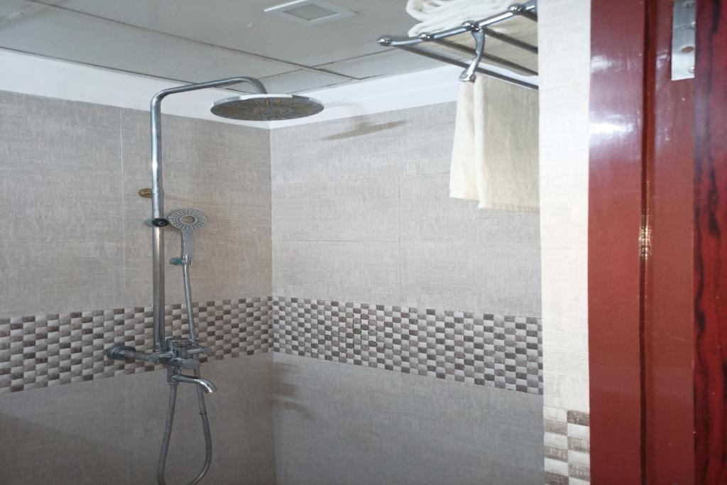 een douchecabine in een badkamer met een douche bij Hotel JMD International Katihar in Katihār