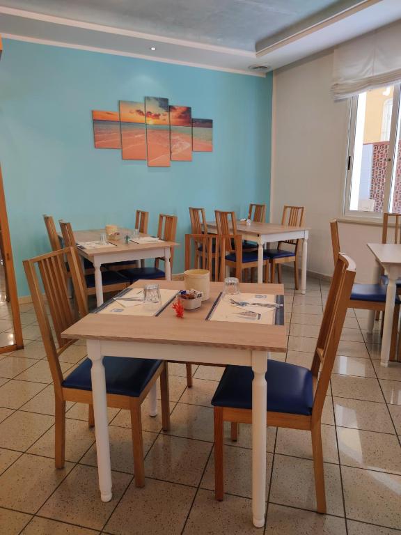 Restaurace v ubytování Hotel Adria B&B - Colazione fino alle 12