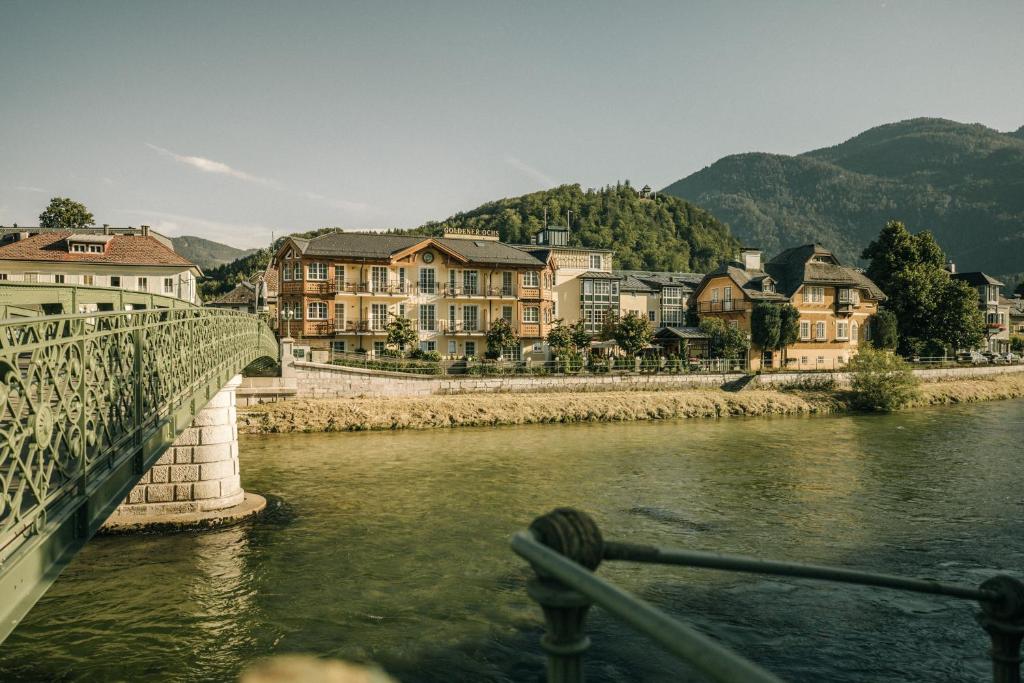 un ponte sul fiume in una città con case di Hotel Goldener Ochs a Bad Ischl