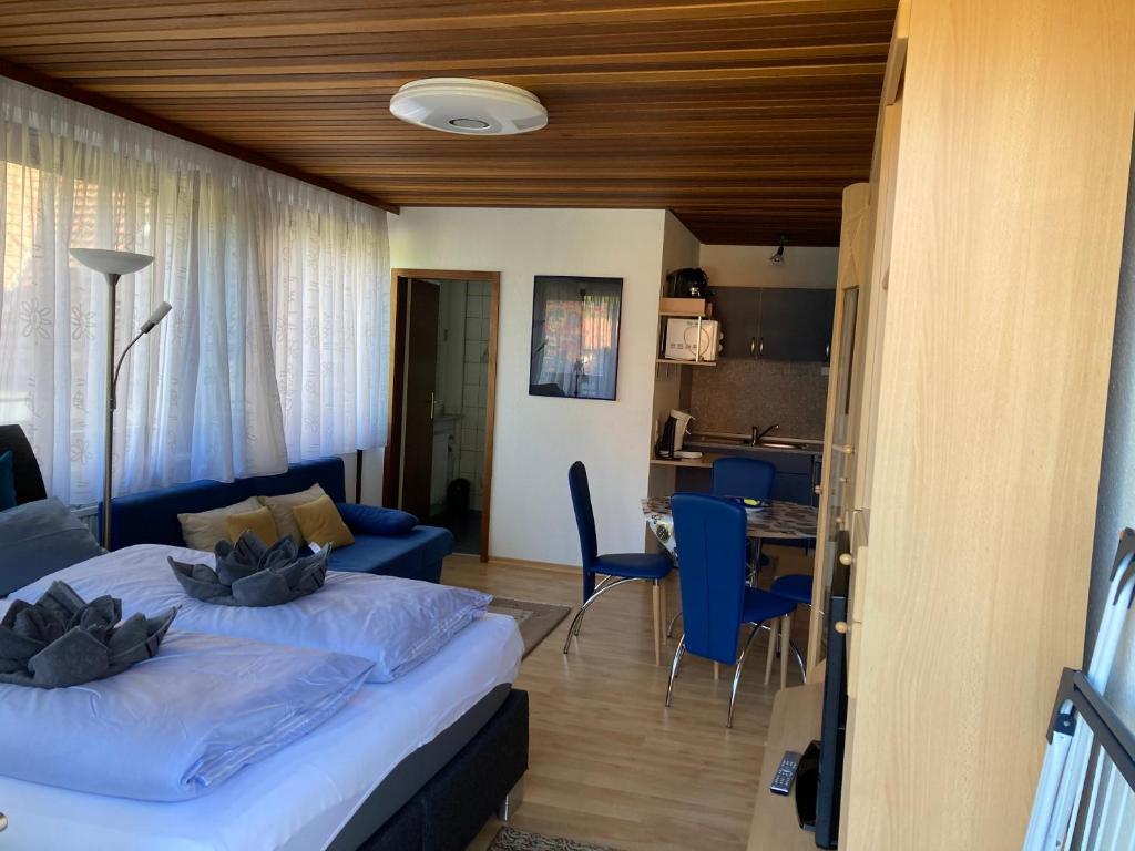 ein Schlafzimmer mit einem Bett und ein Wohnzimmer in der Unterkunft Haus Sonne in Todtmoos