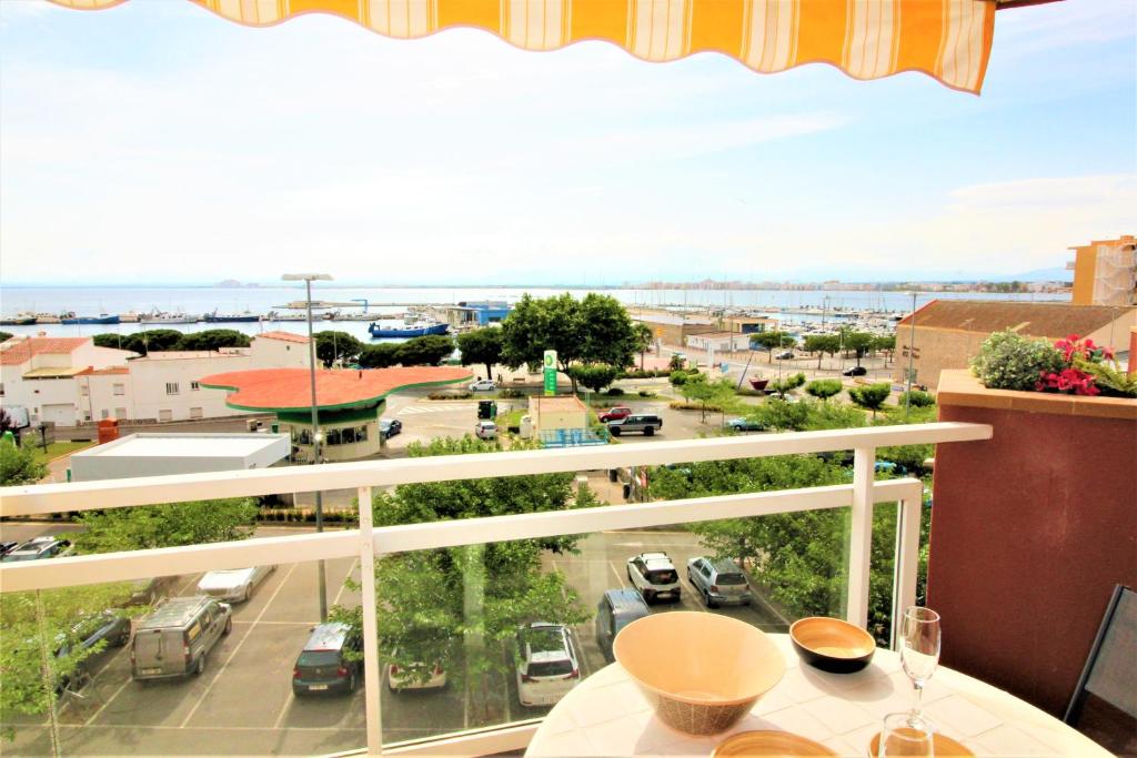 ロザスにあるGlobal Immo 2189 Rocmar 3 3 Cの駐車場が見えるバルコニー