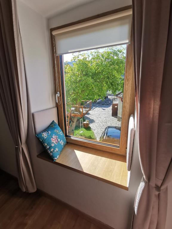a window in a room with a view of a yard at Haus Nothnagl in Spitz