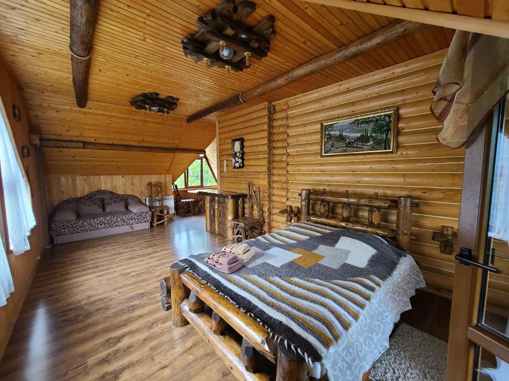 Postel nebo postele na pokoji v ubytování Гуцульська хата