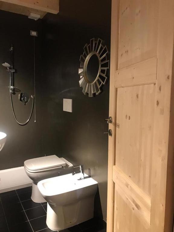 La salle de bains est pourvue de toilettes, d'un lavabo et d'un miroir. dans l'établissement Sanctus Syrus 2, à Albenga