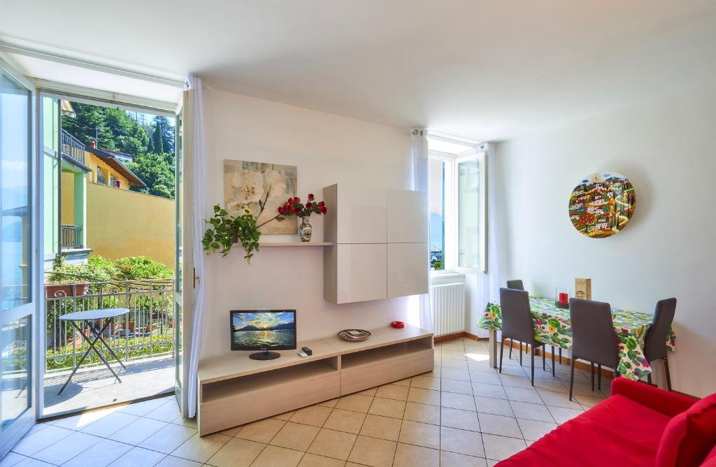 Televízia a/alebo spoločenská miestnosť v ubytovaní Casa Lido Lake View