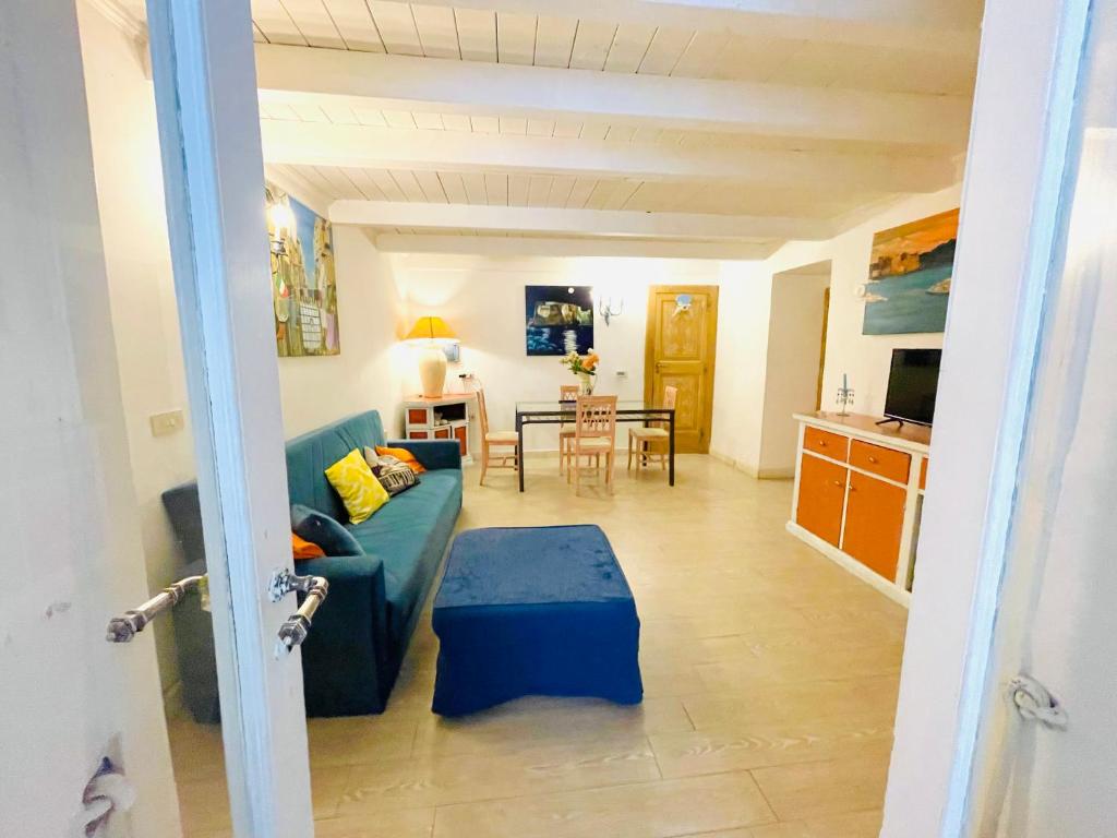 ナポリにあるNapoli Suites Quartieriのリビングルーム(青いソファ、テーブル付)