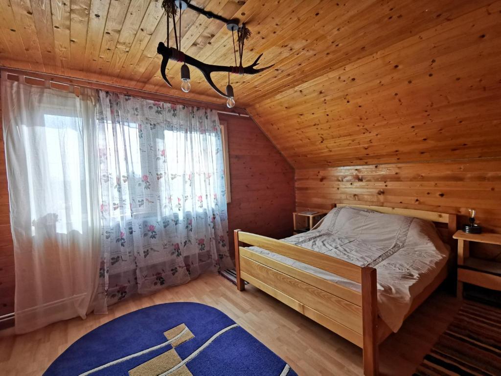 Ein Bett oder Betten in einem Zimmer der Unterkunft Agropensiune Jugul Taranului Polovragi