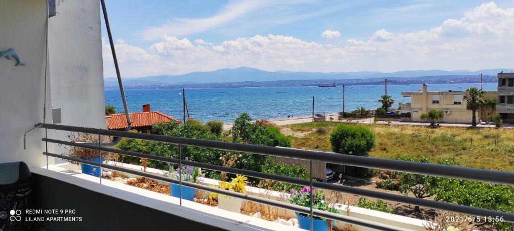balcón con vistas al océano en Liland Beachfront, en Lefkandi Chalkidas