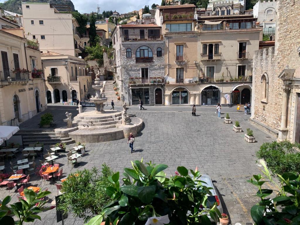 タオルミーナにあるCasa Antica Savoiaの噴水や建物のある街道