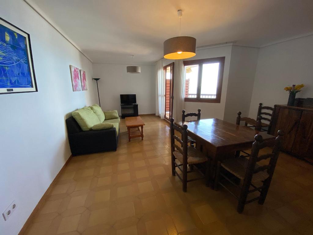 A seating area at Apartamentos Vista Alegre Altamar