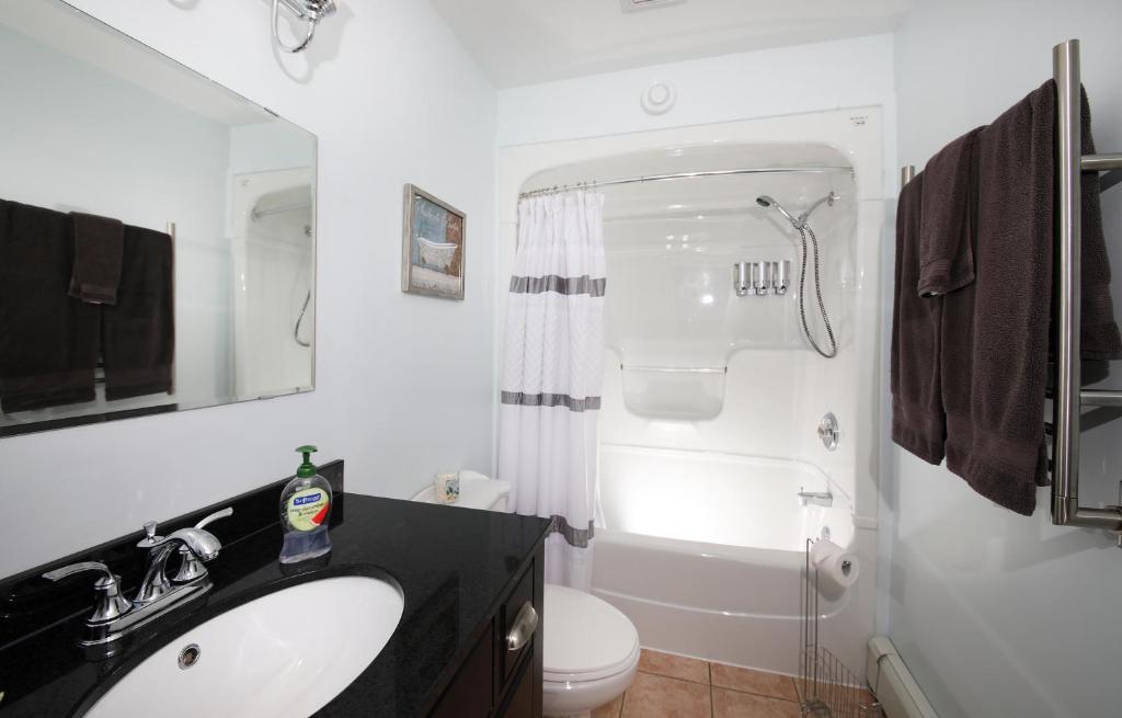 Un baño de The Lookout Inn