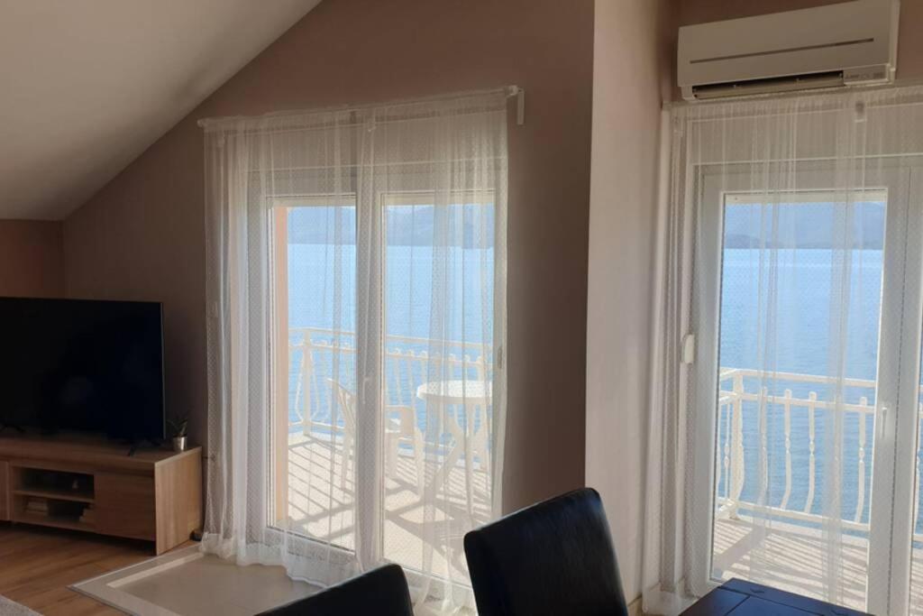 Televízia a/alebo spoločenská miestnosť v ubytovaní Apartment Mustapic