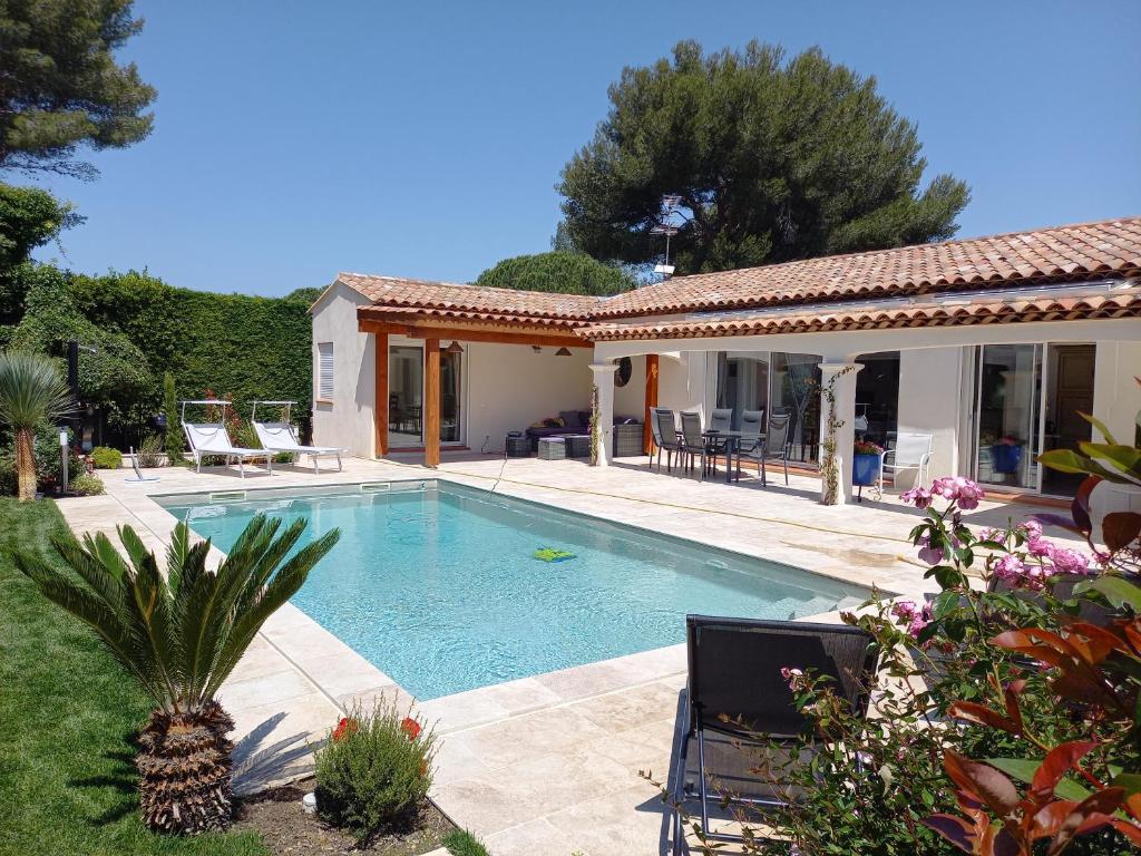 a house with a swimming pool in a yard at Villa au calme le brusc in Six-Fours-les-Plages