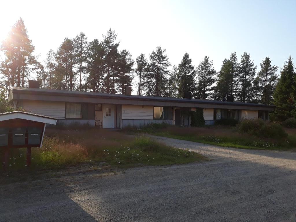 a house sitting on the side of a road at Karhunkierrospysäkki in Salla