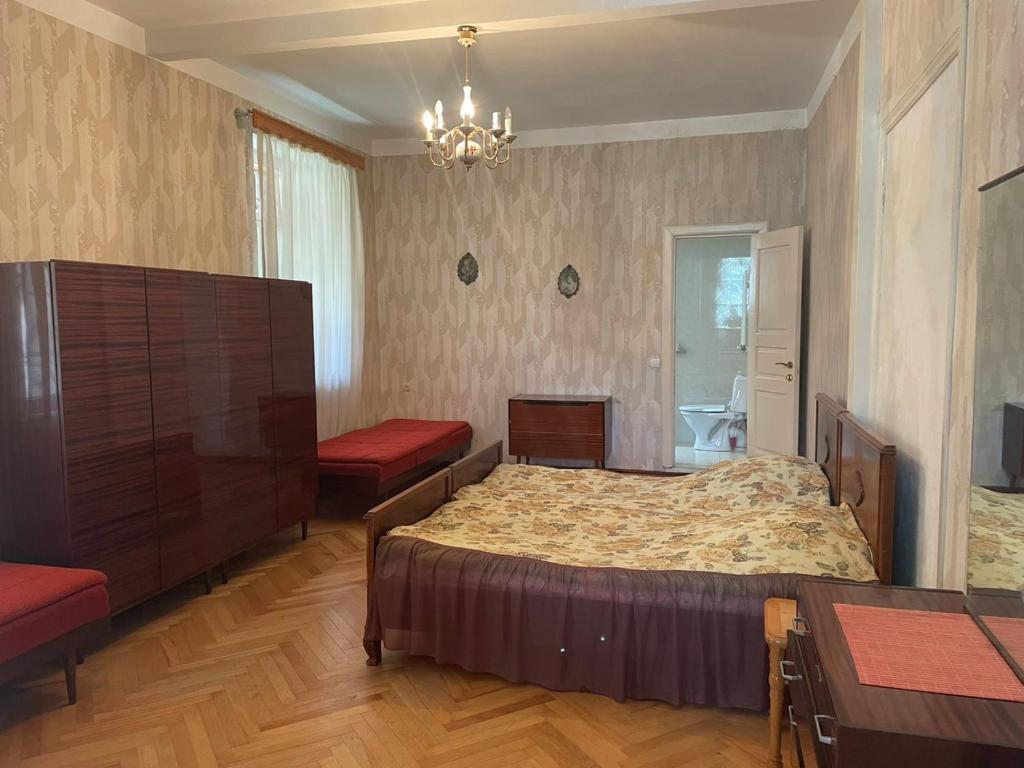 Кровать или кровати в номере Emma's Guesthouse in Borjomi
