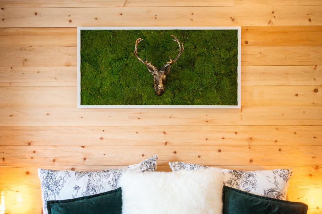 ein Bild eines Hirschkopfes, der an einer Wand hängt in der Unterkunft Haus am Wald in Bad Schandau