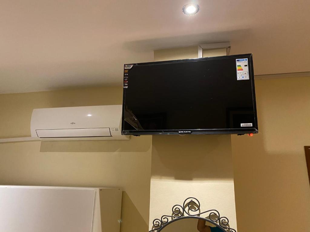 einen Flachbild-TV, der an einer Wand hängt in der Unterkunft Hostal Granvia 628 in Barcelona