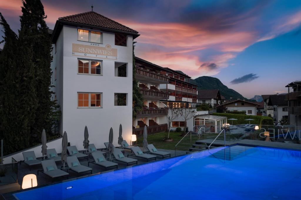 Nespecifikovaný výhled na hory nebo výhled na hory při pohledu z hotelu