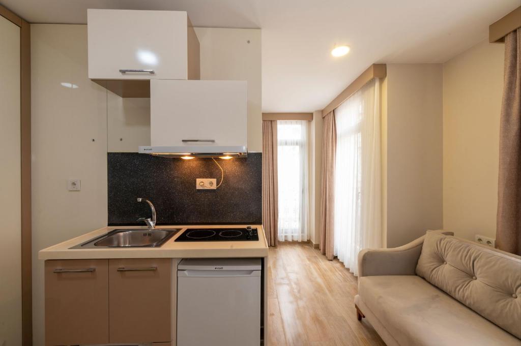 Kuchyň nebo kuchyňský kout v ubytování Taksim Peri Suite