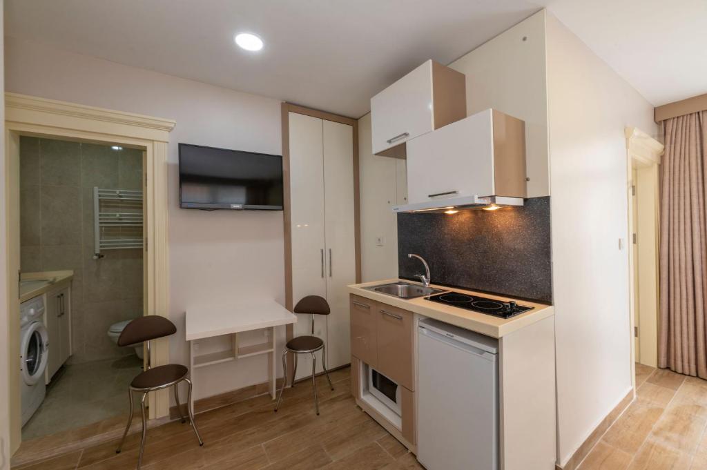 Kuchyň nebo kuchyňský kout v ubytování Taksim Peri Suite