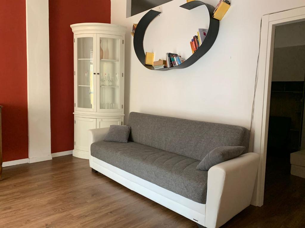 kanapę w salonie z lustrem w obiekcie Casina Nel Borgo w Bolonii