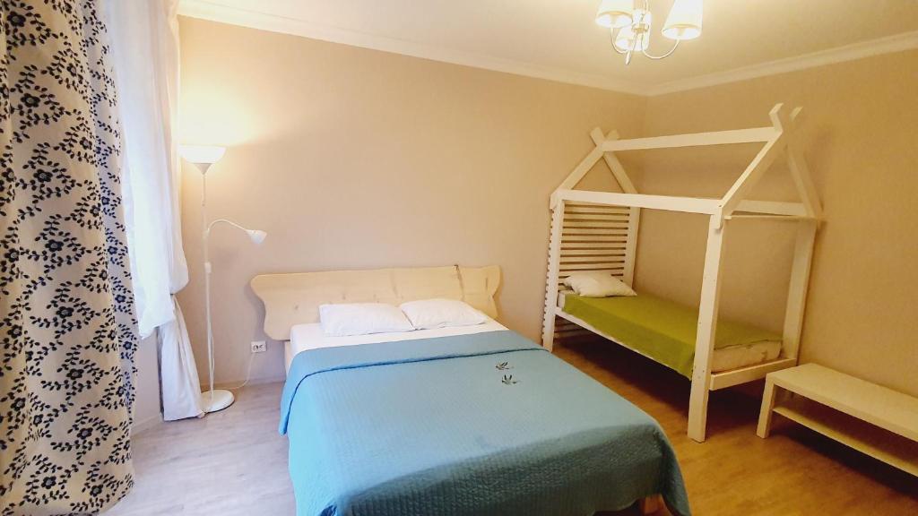 ゼレノグラーツクにあるApartamenty Moskovskaja 60の小さな客室で、ベッド1台と二段ベッド1組が備わります。