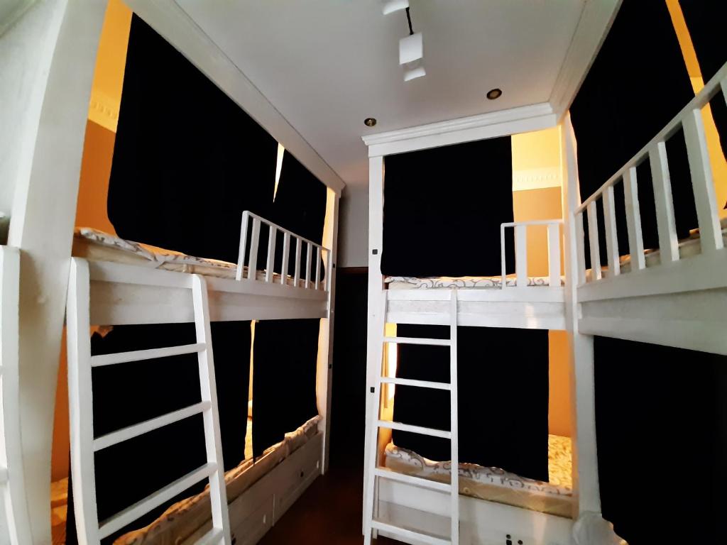 Palanda nebo palandy na pokoji v ubytování Avenue Hostel Yerevan