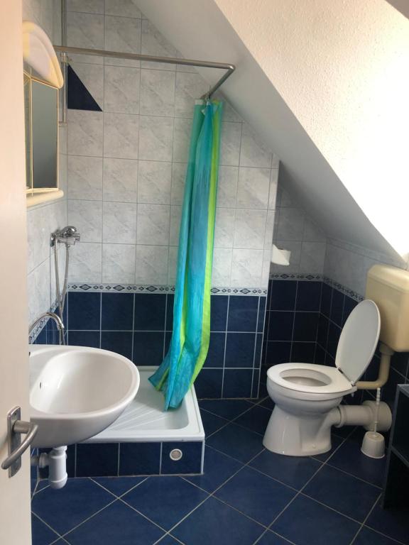 łazienka z toaletą i umywalką w obiekcie Imre Apartman w Hajduszoboszlo