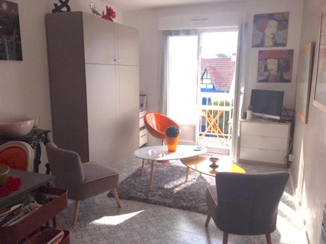 un salon avec une table et des chaises et une cuisine dans l'établissement logement entier -studio parfait état a La Baule-proche plages, à La Baule