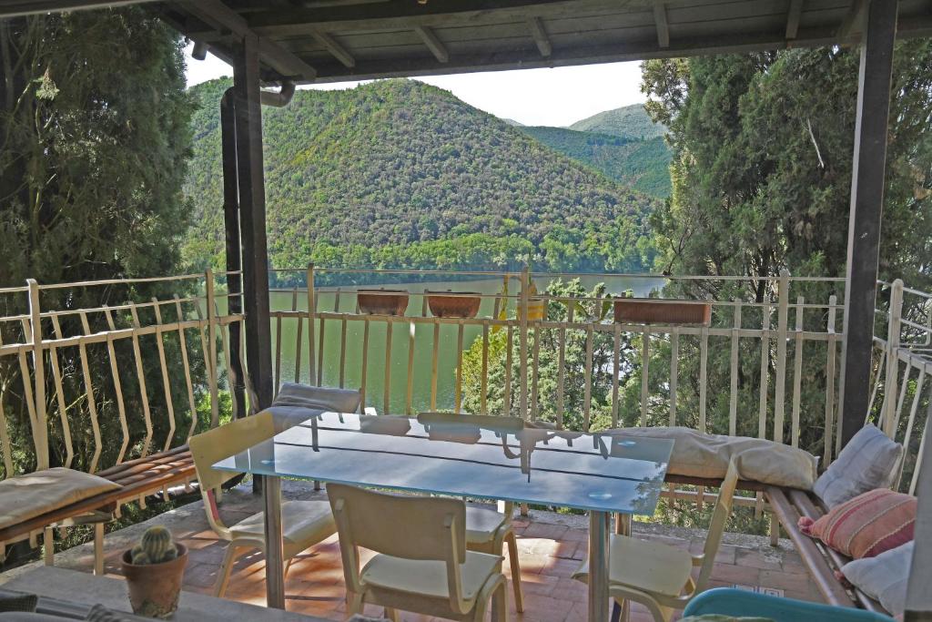 un tavolo con sedie e una vista sul lago di Piediluco "la magia del lago" a Piediluco