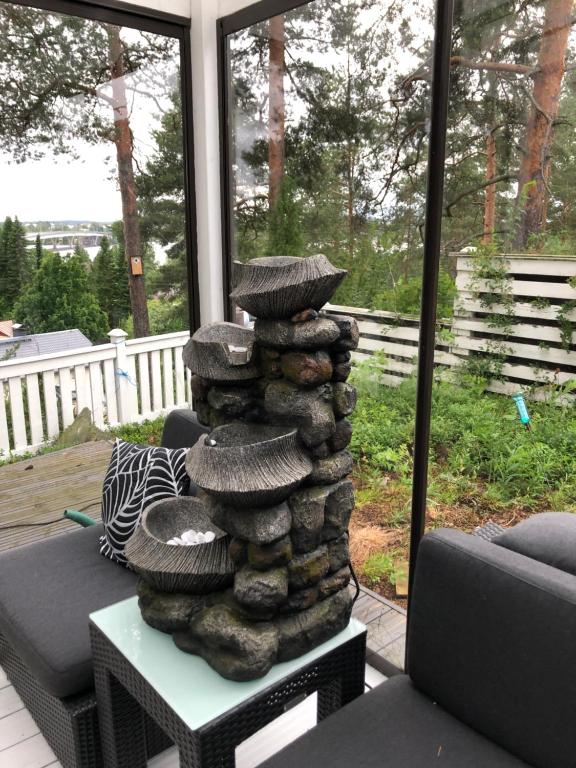 una pila di rocce seduta sopra un tavolo di Vanha omakotitalo, 3km Olavinlinnaan a Savonlinna