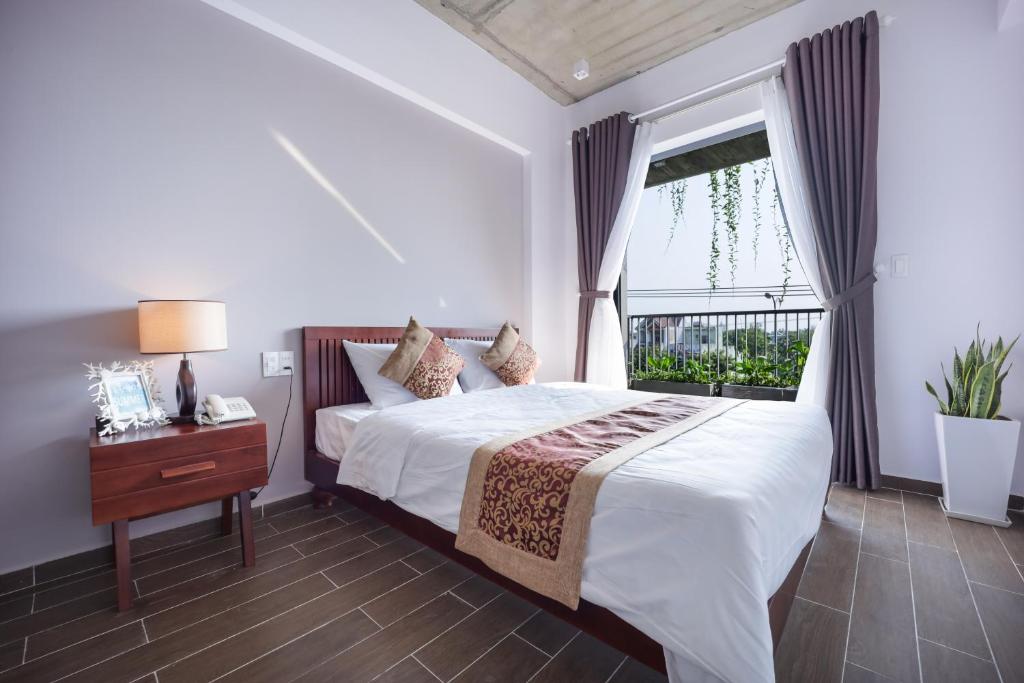 Giường trong phòng chung tại The Shine Hotel Da Nang