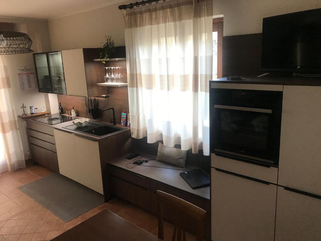 A kitchen or kitchenette at Il Borghetto di San Giuseppe EtnaRooms&Apartments