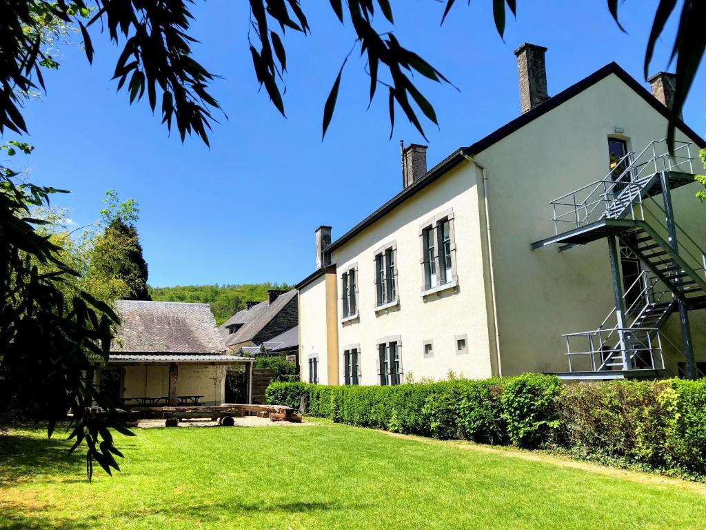 een uitzicht op een huis met een tuin bij Gîte de Groupe de la Semois in Alle