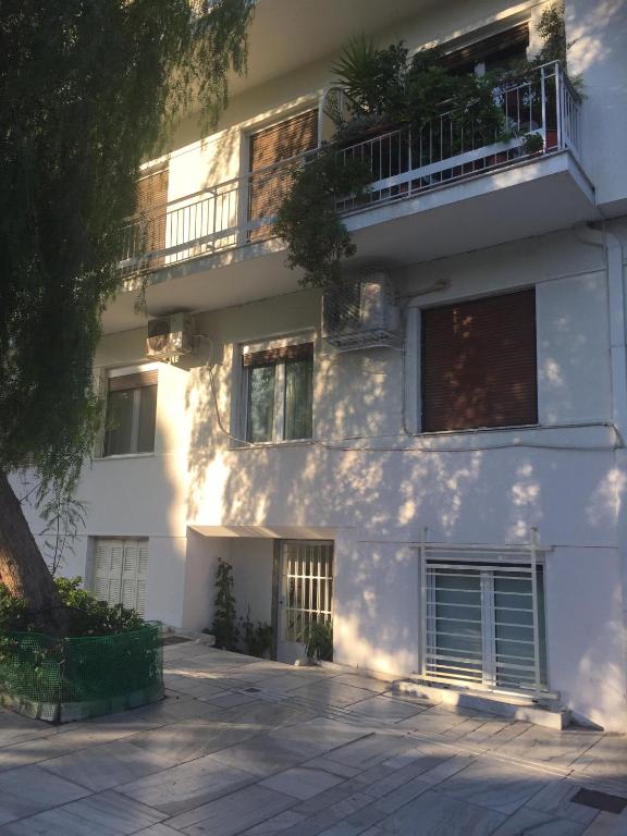 biały budynek z oknami i balkonem w obiekcie Acropolis At Your Door w Atenach