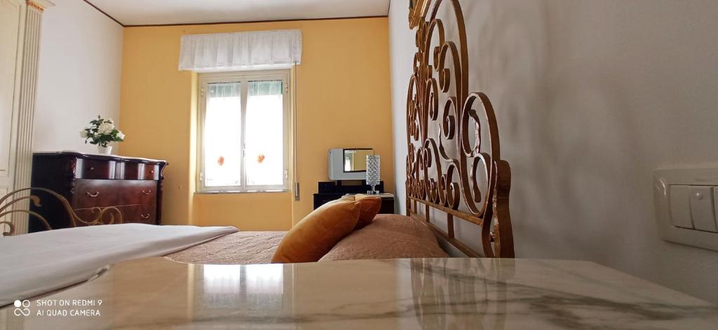 1 dormitorio con cama, mesa y ventana en Il Tempio di Vesta en Civitavecchia