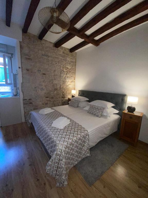 Postel nebo postele na pokoji v ubytování Palace Wall Residences