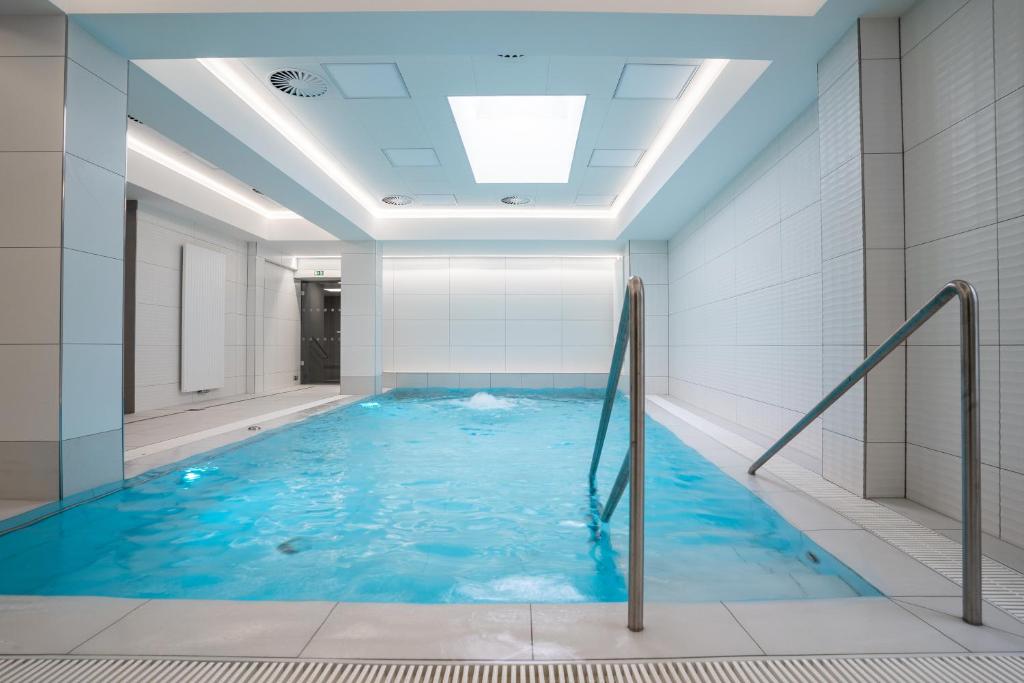 Bazén v ubytování ASTORIA Hotel & Medical Spa nebo v jeho okolí