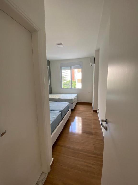  Apartamento Guarujá Pitangueiras 50 metros da Praia.