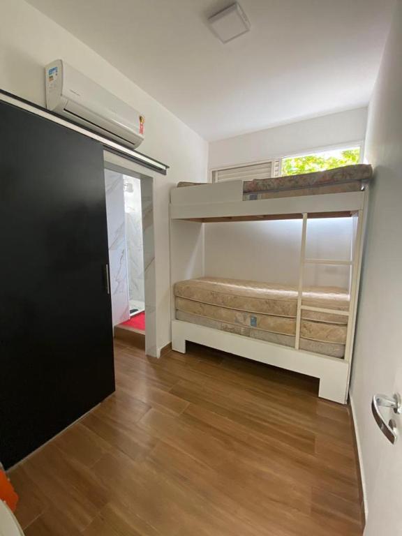  Apartamento Guarujá Pitangueiras 50 metros da Praia.