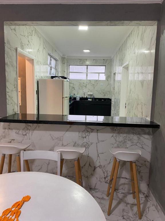  Apartamento Guarujá Pitangueiras 50 metros da Praia.