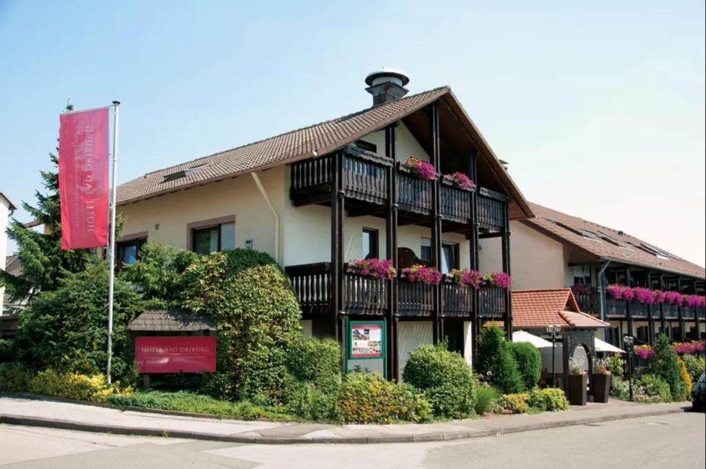 un edificio con cajas de flores y balcones en él en Hotel Bad Driburg, en Bad Driburg