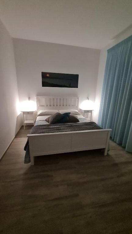 1 dormitorio con 1 cama con 2 lámparas en B&B Battisti59, en Vieste