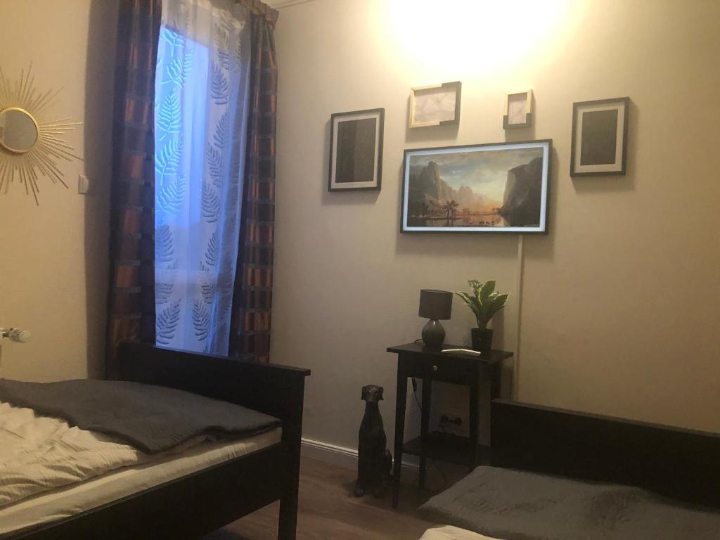 A bed or beds in a room at Birdland Apartman
