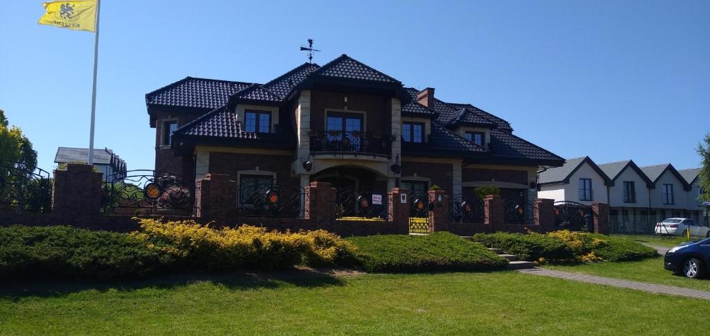 Wynajem Pokoi Osada في فواديسوافوفو: منزل بني بسقف أسود